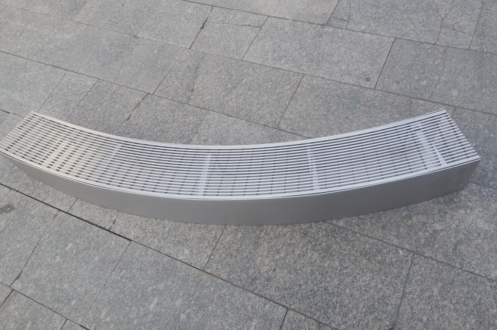 Arc shape linear drain