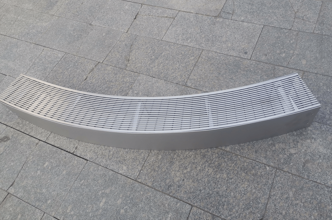 Arc shape linear drain